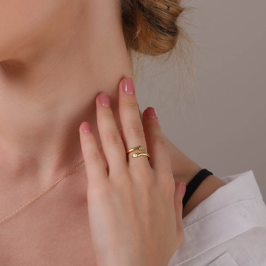 Anillo NovaForge Hug de acero inoxidable con acabado en tono dorado o plateado para uso diario