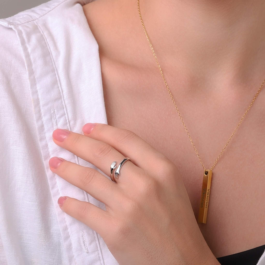 Anillo NovaForge Hug de acero inoxidable con acabado en tono dorado o plateado para uso diario