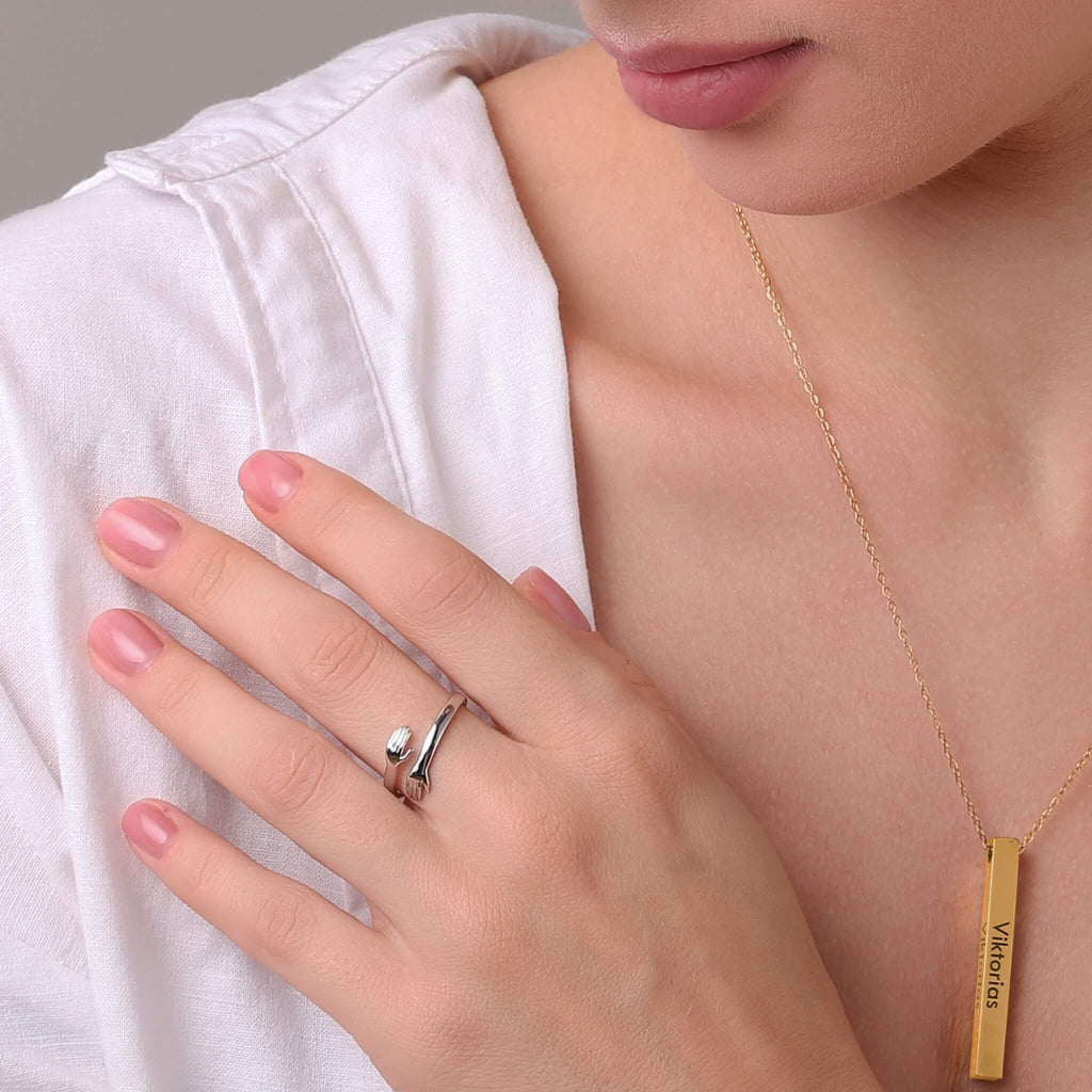 Anillo NovaForge Hug de acero inoxidable con acabado en tono dorado o plateado para uso diario