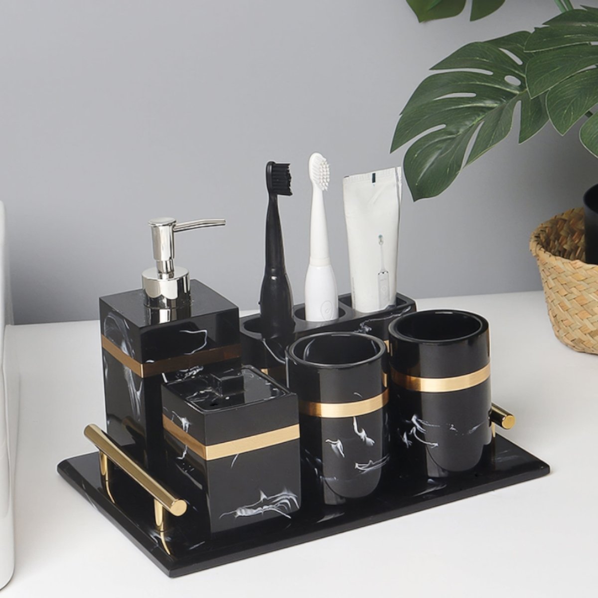 Aurora svart marmorfat med guldkant för stilrena badrum