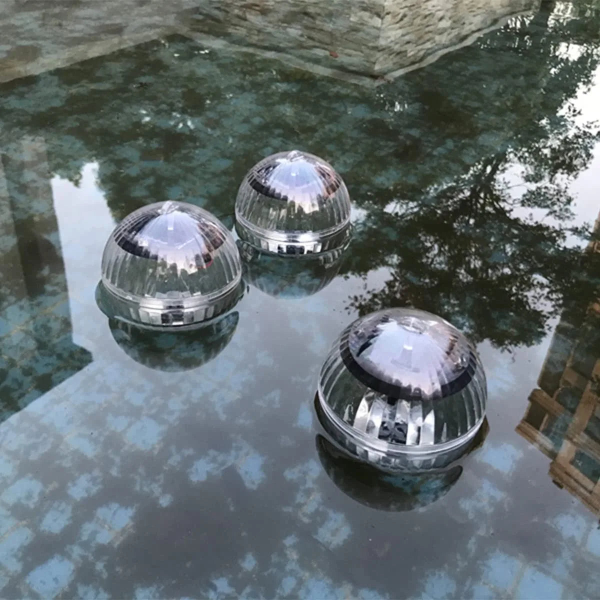 Lămpi solare impermeabile pentru piscină Rainbowwave cu efecte multicolore