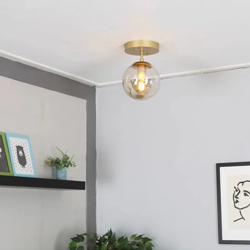 Aurelo Orb Deckenleuchte mit klarem Glaskugel und minimalistischem Metallhalter
