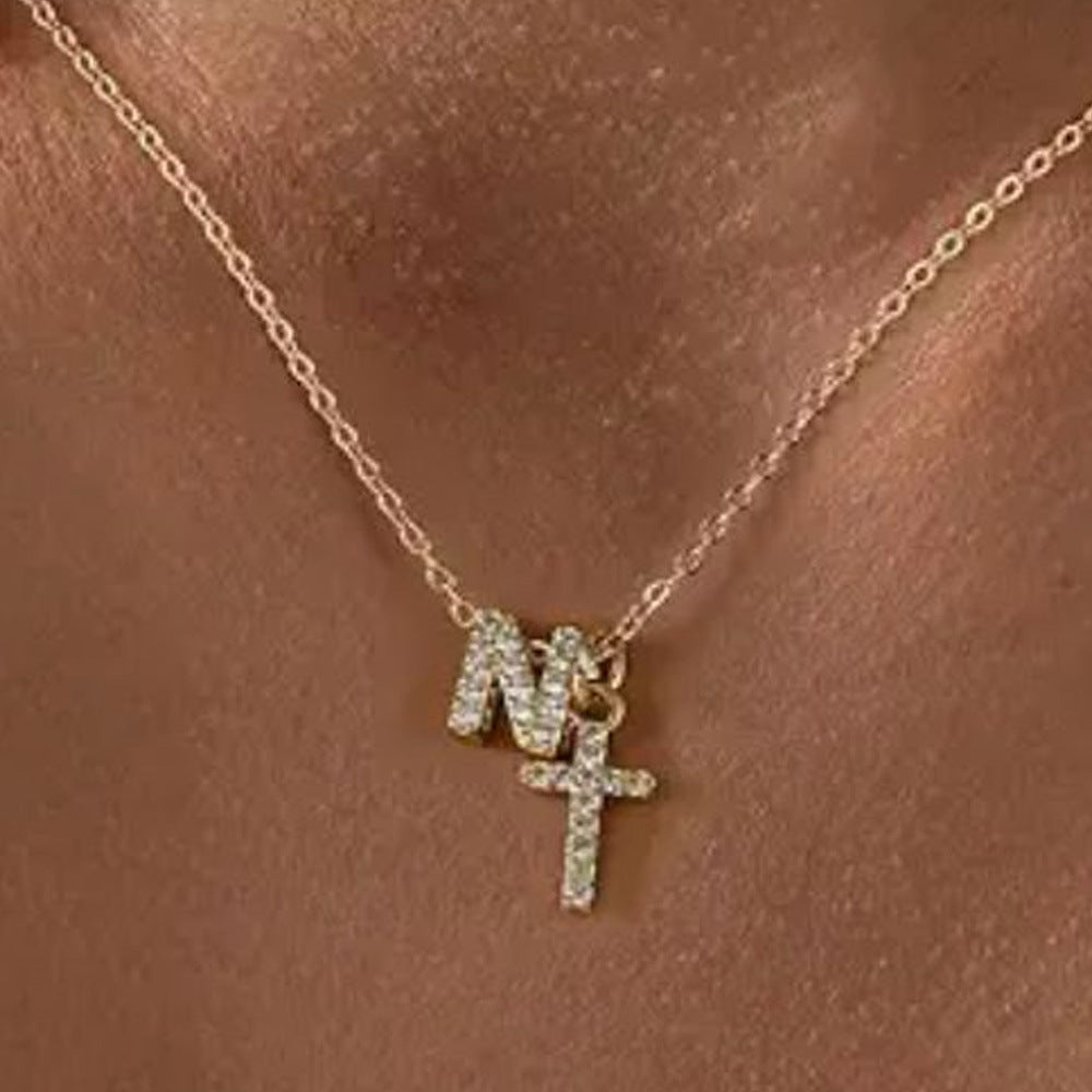 Delikat diamant-initialhalskæde med korsvedhæng til daglig brug