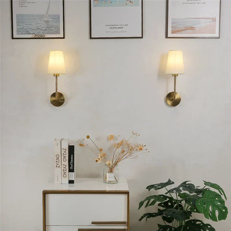 Lámpara de pared con brazo de latón cálido y pantalla de lino para pasillos y corredores