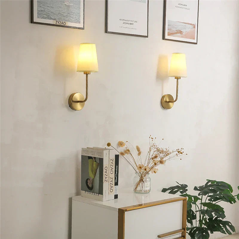 Lámpara de pared con brazo de latón cálido y pantalla de lino para pasillos y corredores