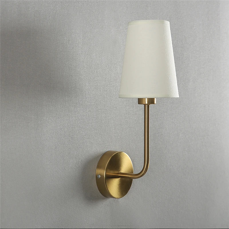 Lámpara de pared con brazo de latón cálido y pantalla de lino para pasillos y corredores