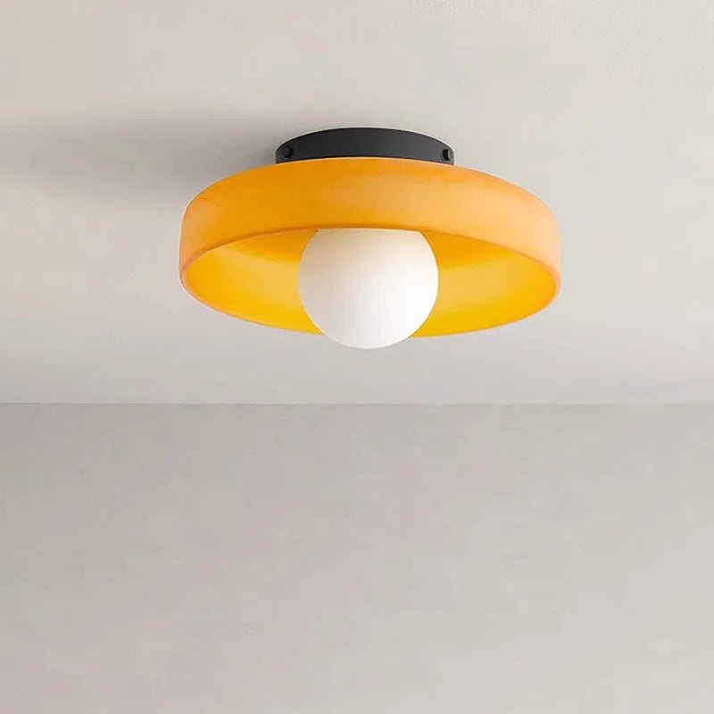 Nordia taklampa för moderna utrymmen med klar skärm och LED-kompatibilitet