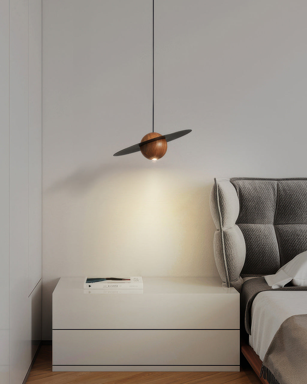 Vellara Walnuss- und Messing-Pendelleuchte im Mid-Century-Modern-Stil