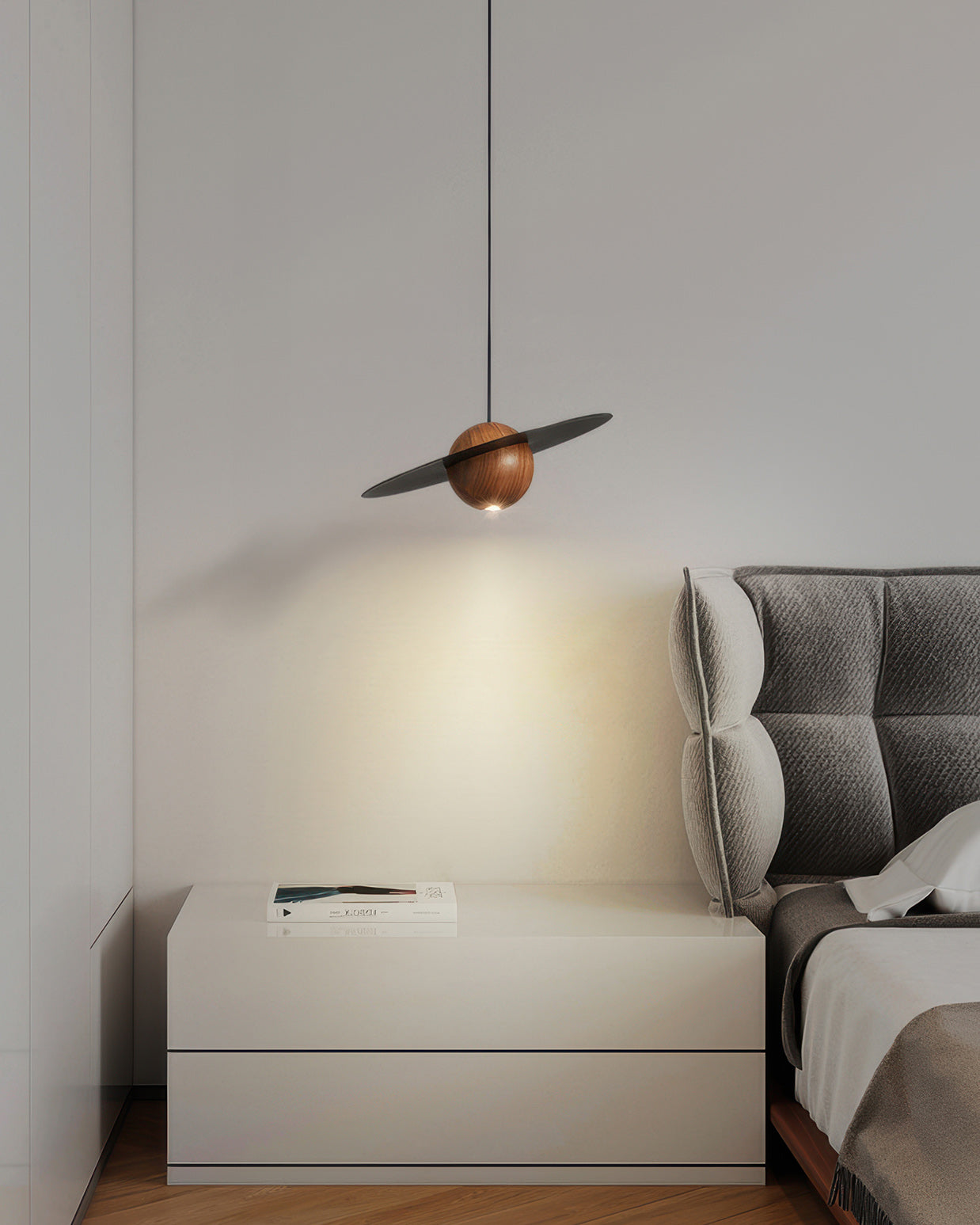 Vellara Walnuss- und Messing-Pendelleuchte im Mid-Century-Modern-Stil