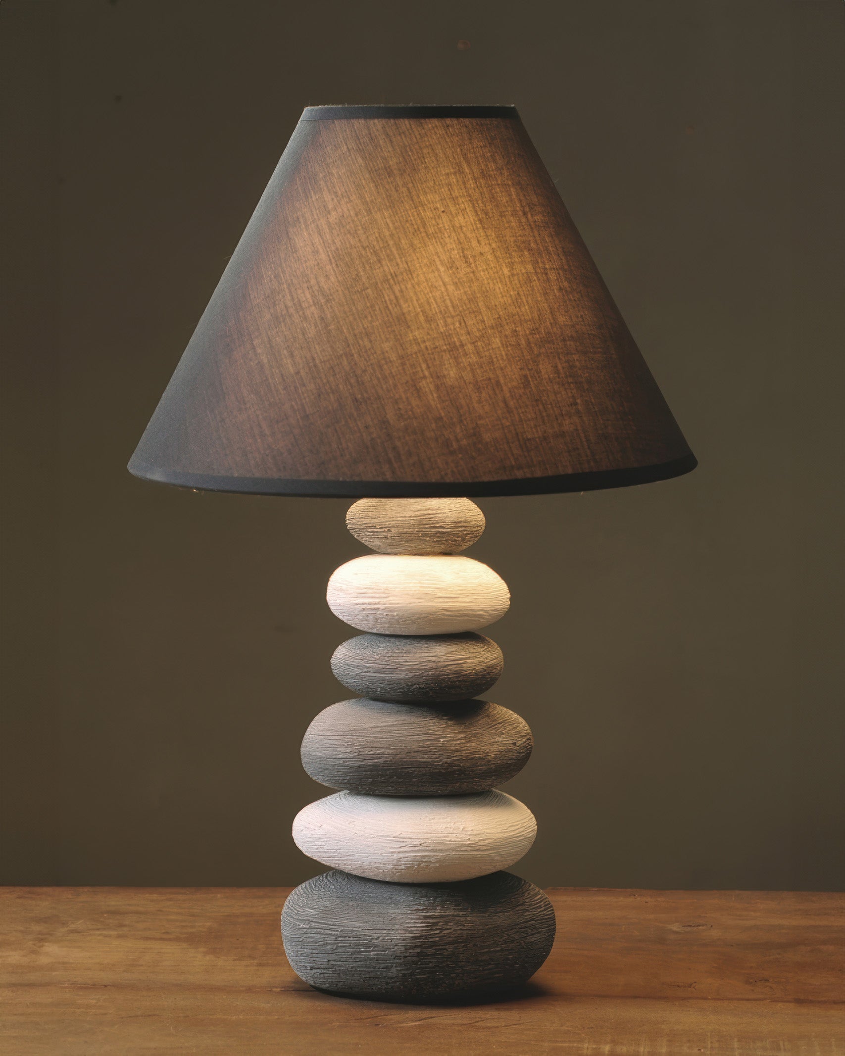 Aurelia Atmosferyczna Lampa Stołowa z Abażurem z Tkaniny i Kamienną Ceramiką do Salonu