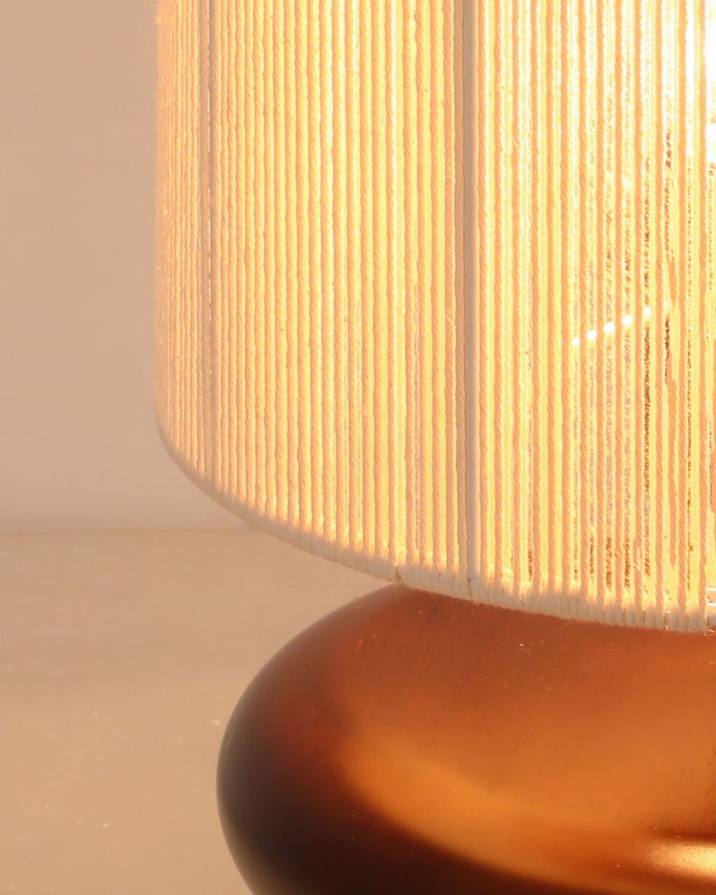 Lámpara de Mesa Solmere Tranquil de Madera con Compatibilidad LED y Eficiencia Energética