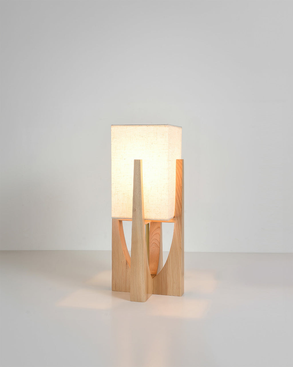 Lampada da Terra Kairoa in Noce con Accenti in Ottone, Design Giapponese Minimalista