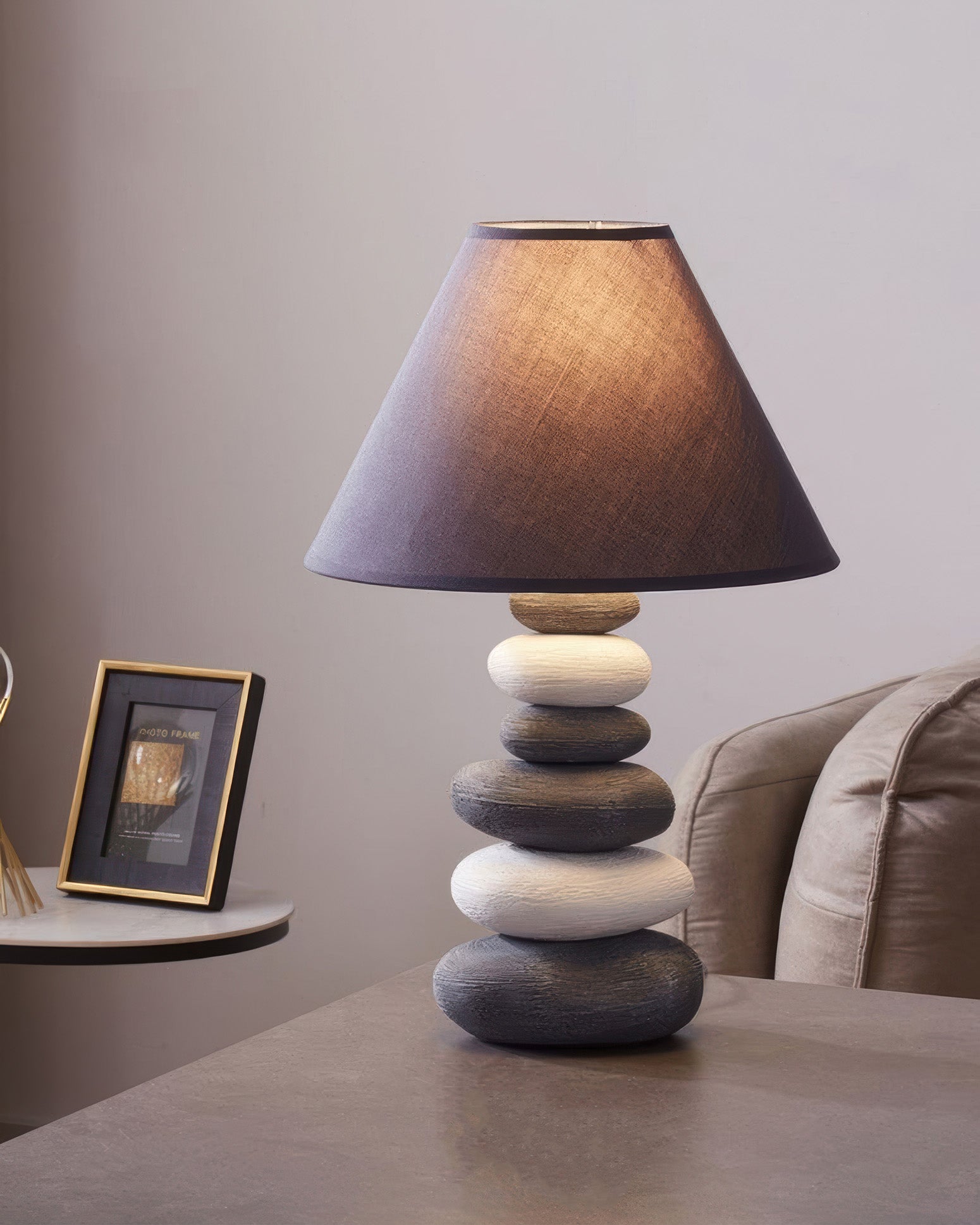 Aurelia Atmosferyczna Lampa Stołowa z Abażurem z Tkaniny i Kamienną Ceramiką do Salonu