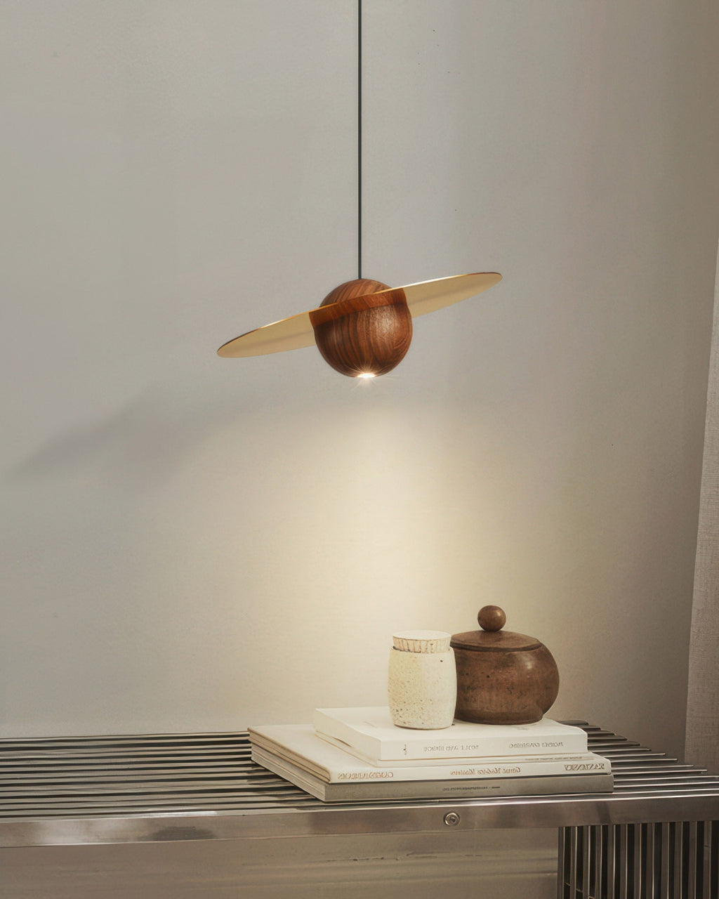Vellara Walnuss- und Messing-Pendelleuchte im Mid-Century-Modern-Stil