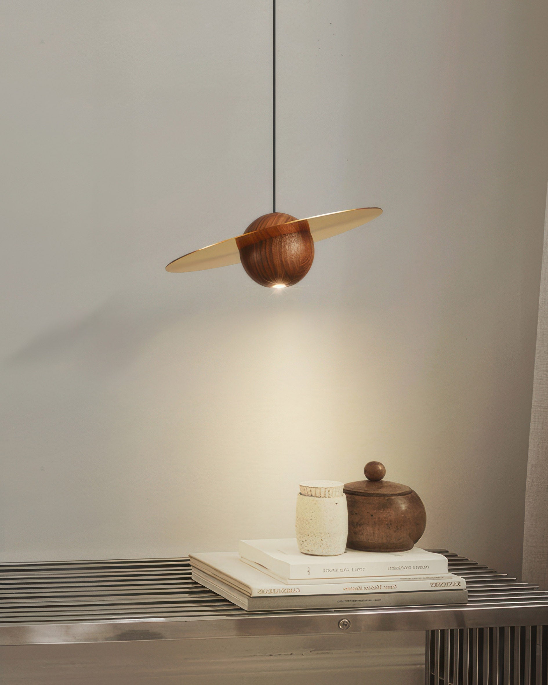 Vellara Walnuss- und Messing-Pendelleuchte im Mid-Century-Modern-Stil
