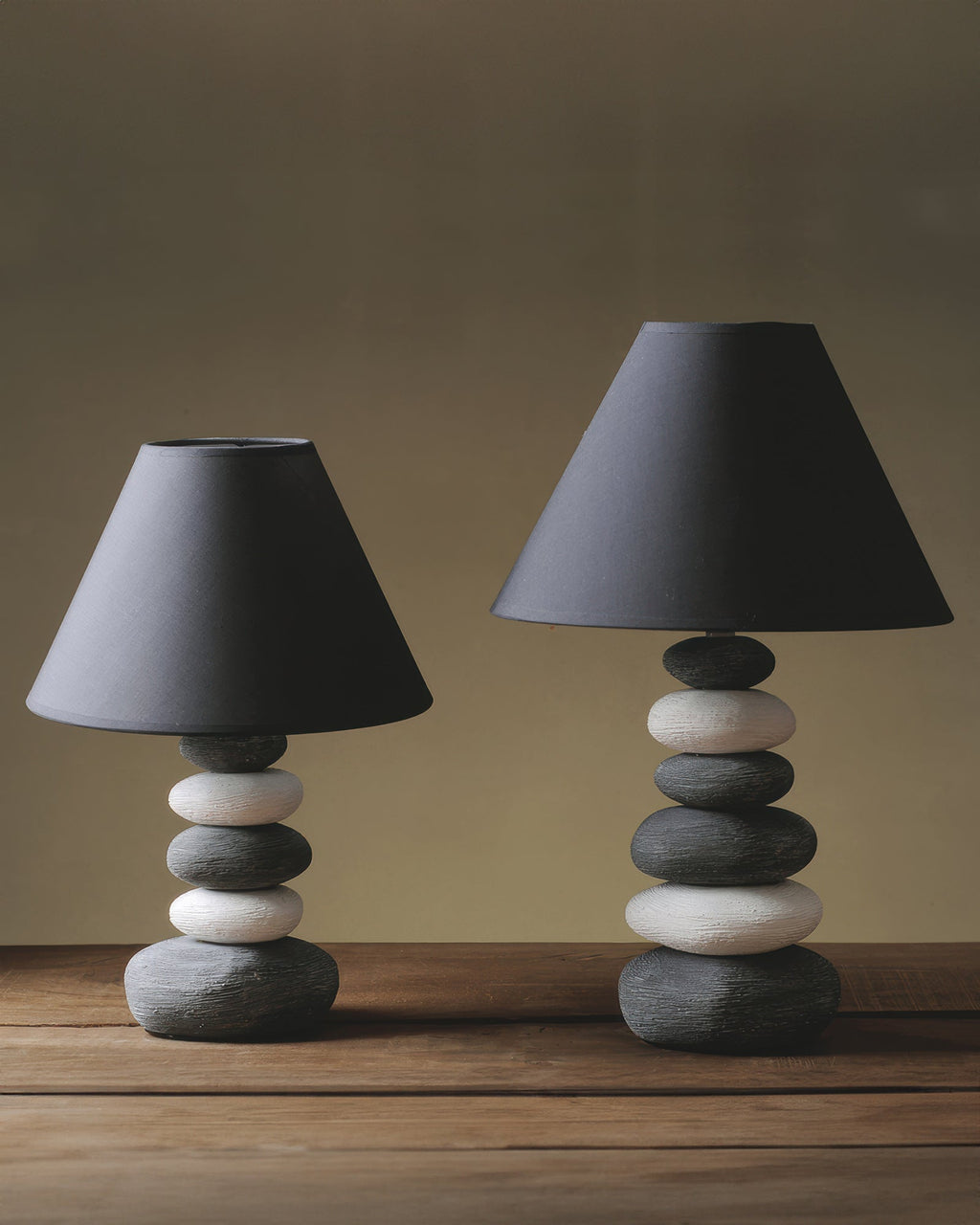 Aurelia Atmosferyczna Lampa Stołowa z Abażurem z Tkaniny i Kamienną Ceramiką do Salonu