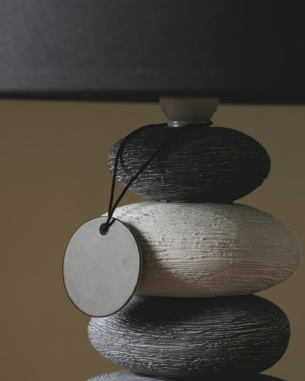 Aurelia Atmosferyczna Lampa Stołowa z Abażurem z Tkaniny i Kamienną Ceramiką do Salonu