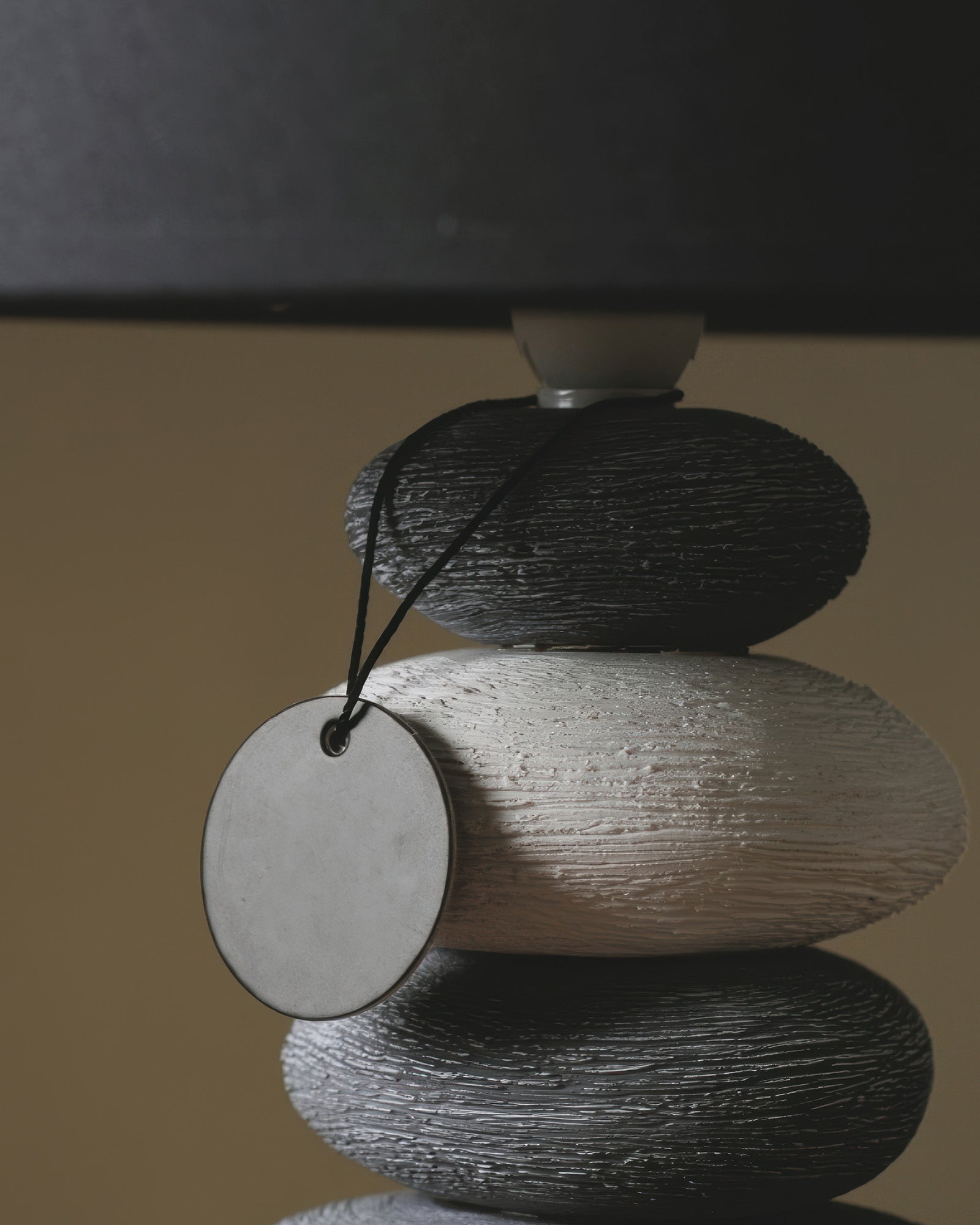 Aurelia Atmosferyczna Lampa Stołowa z Abażurem z Tkaniny i Kamienną Ceramiką do Salonu