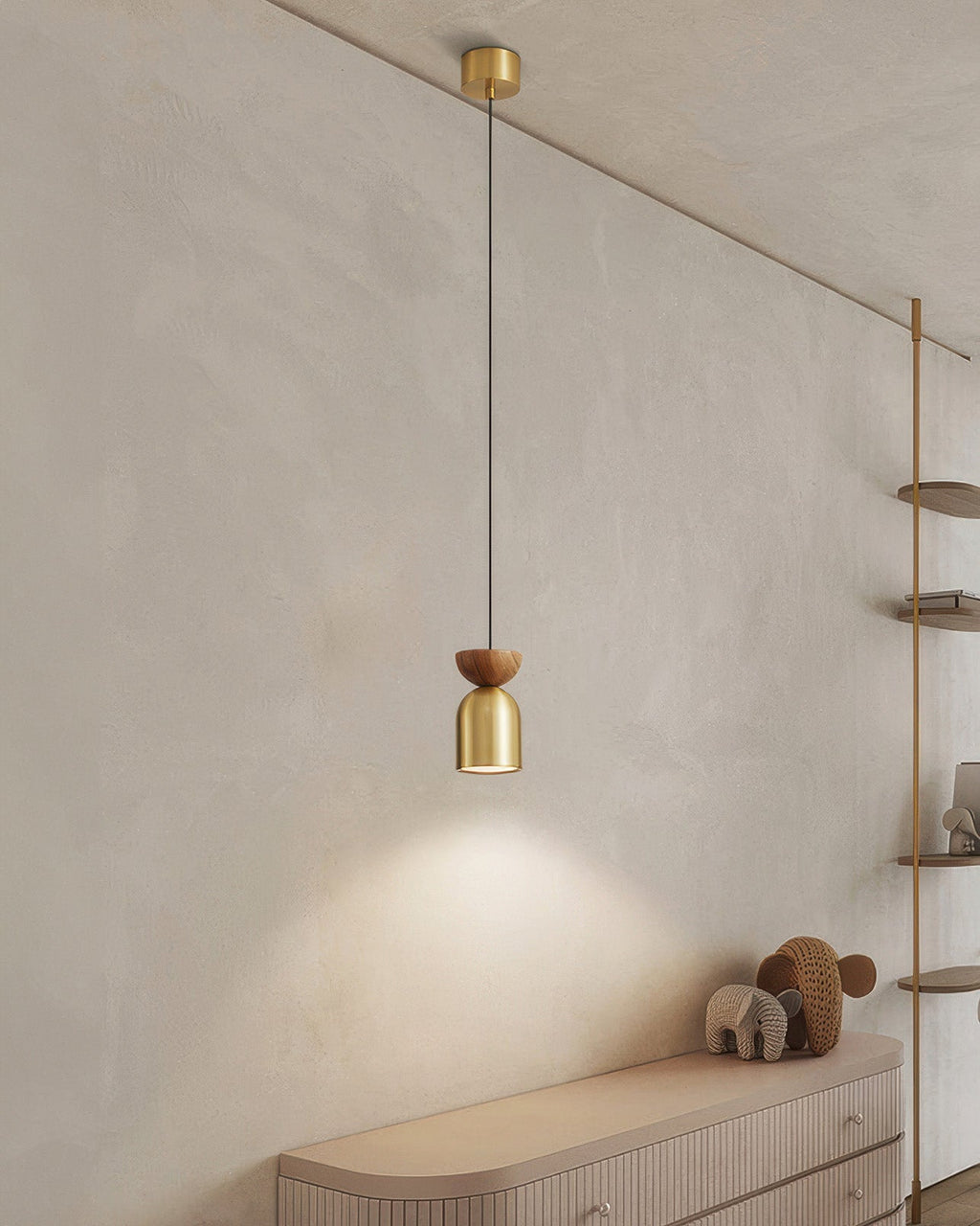 Vellara Walnuss- und Messing-Pendelleuchte im Mid-Century-Modern-Stil
