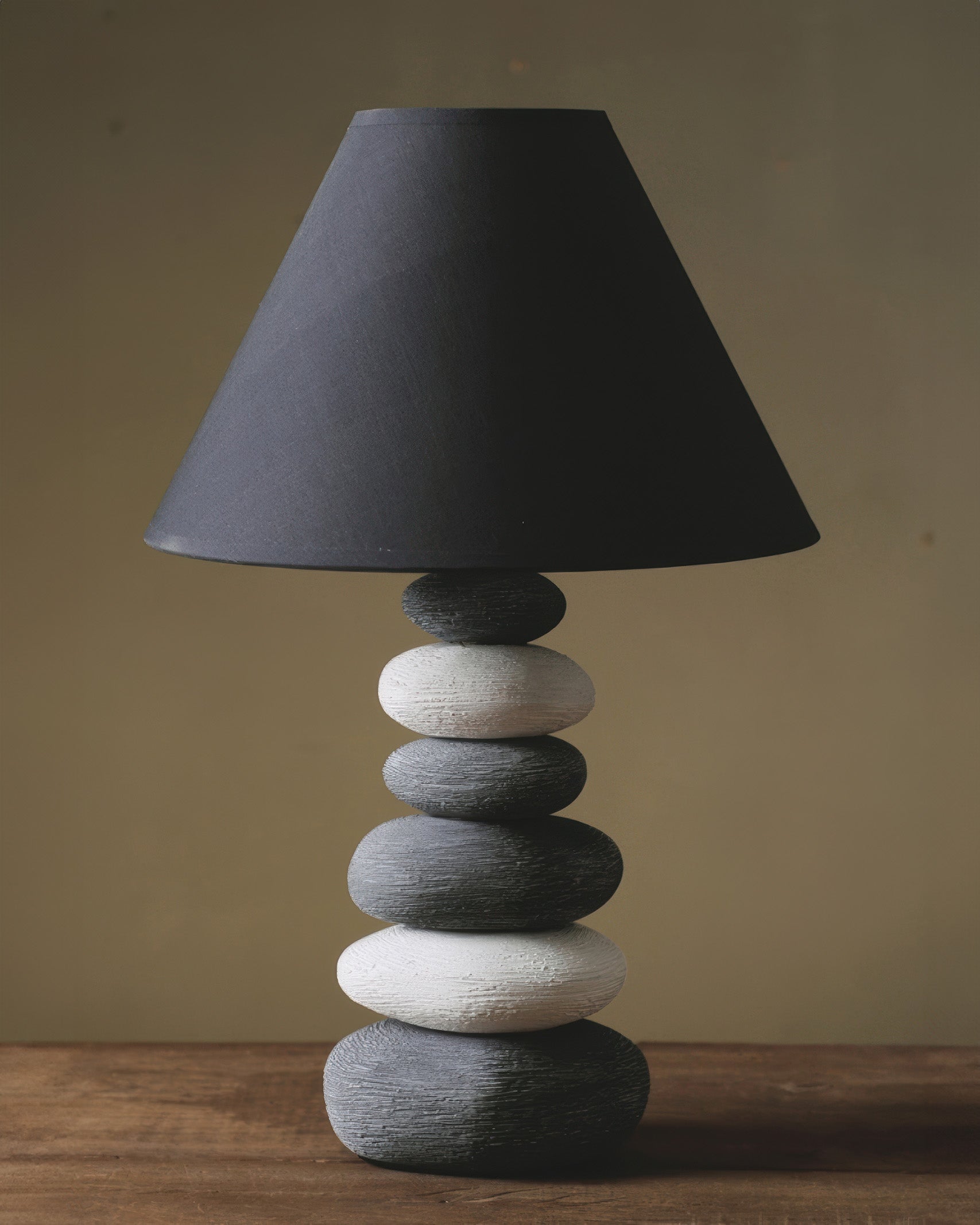Aurelia Atmosferyczna Lampa Stołowa z Abażurem z Tkaniny i Kamienną Ceramiką do Salonu