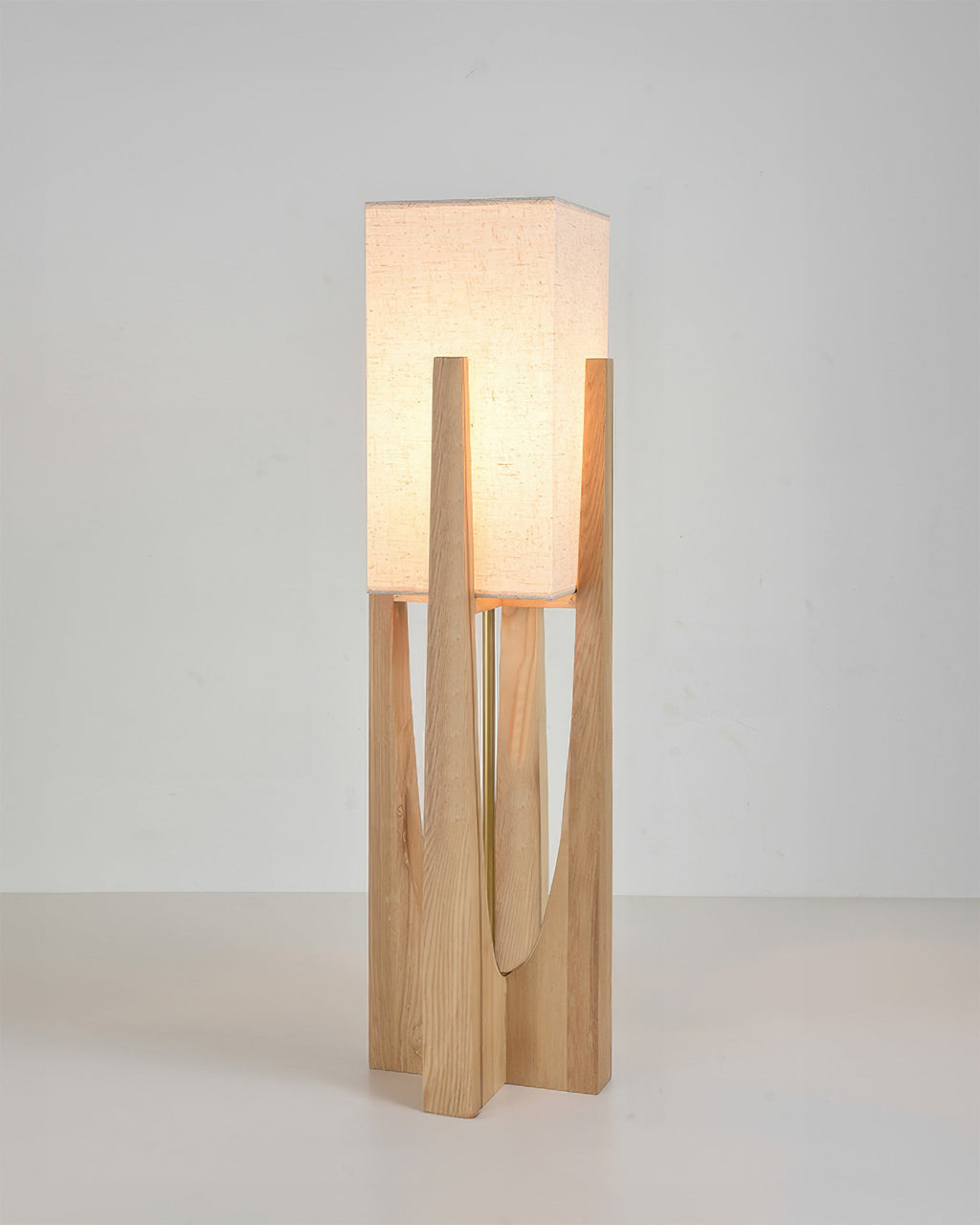 Lampada da Terra Kairoa in Noce con Accenti in Ottone, Design Giapponese Minimalista