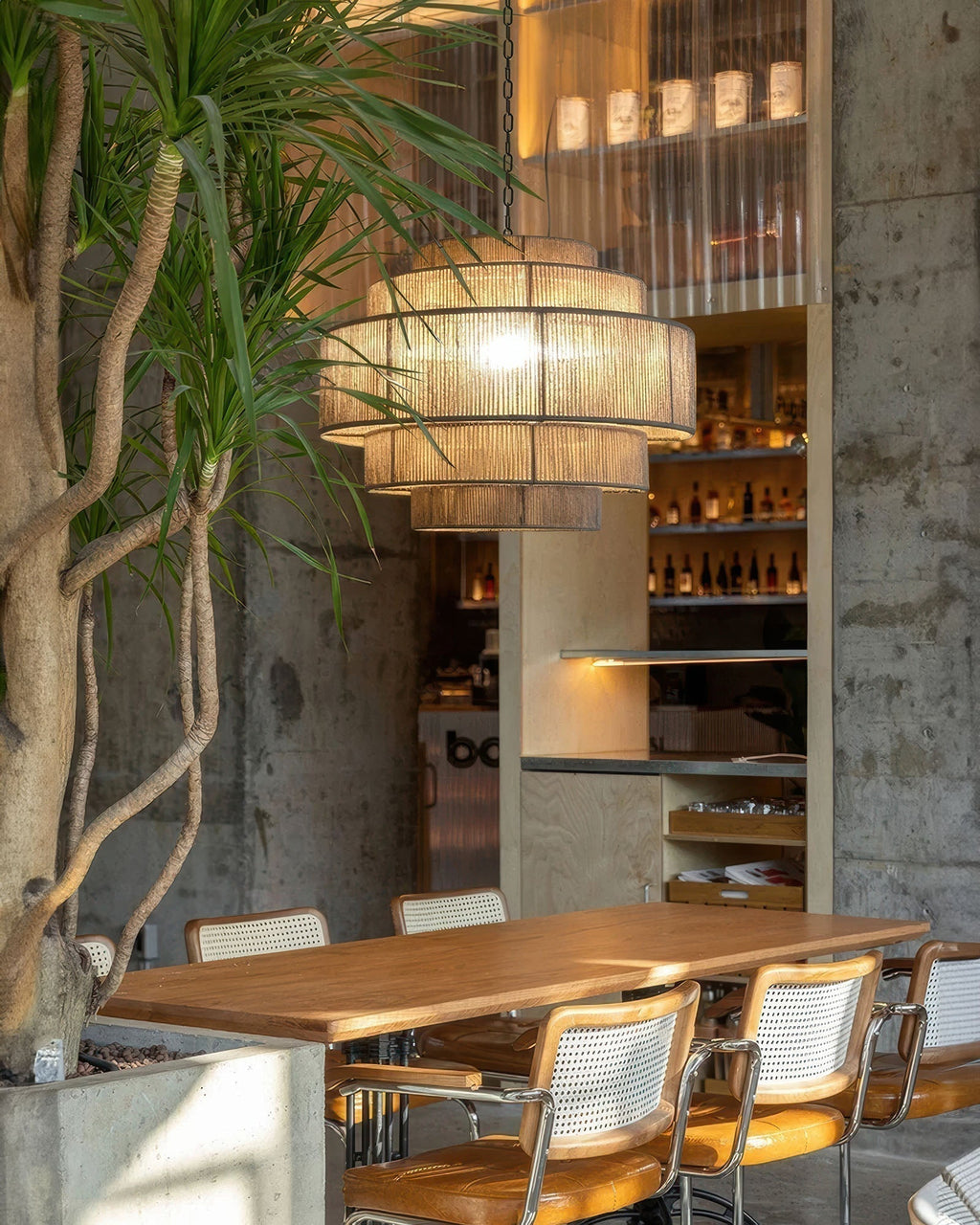 VerraWeave met de hand geweven rotan kroonluchter met henneptouw accenten