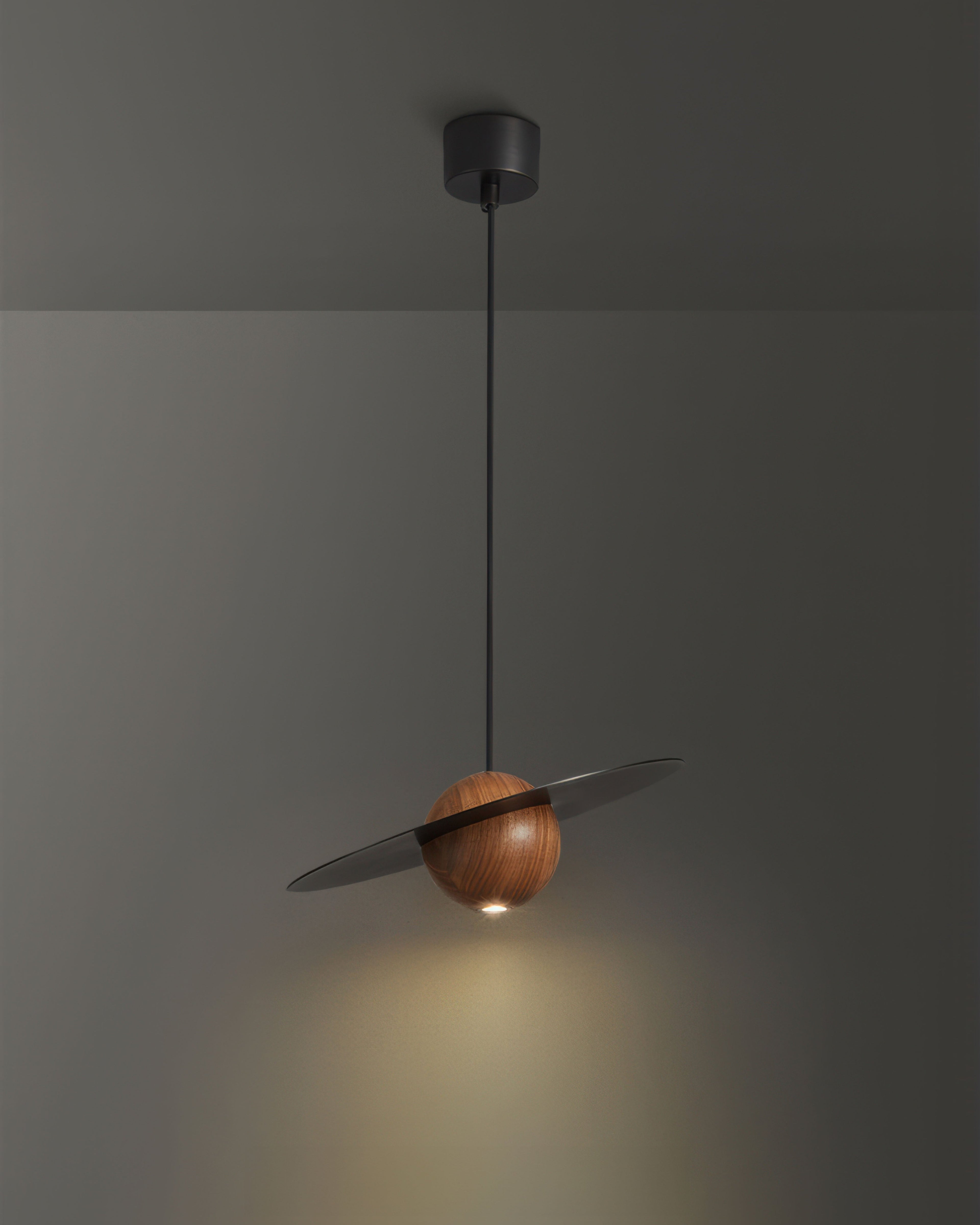 Vellara Walnuss- und Messing-Pendelleuchte im Mid-Century-Modern-Stil