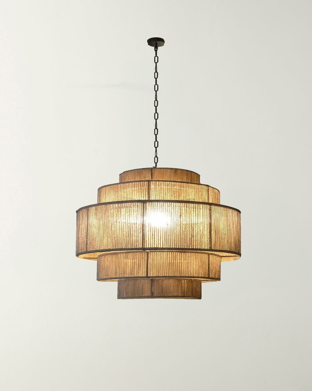 VerraWeave met de hand geweven rotan kroonluchter met henneptouw accenten