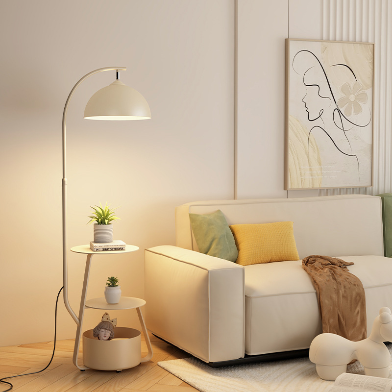 Lampadaire NovaNook avec rangement intégré pour salons