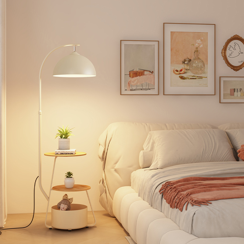 Lampadaire NovaNook avec rangement intégré pour salons