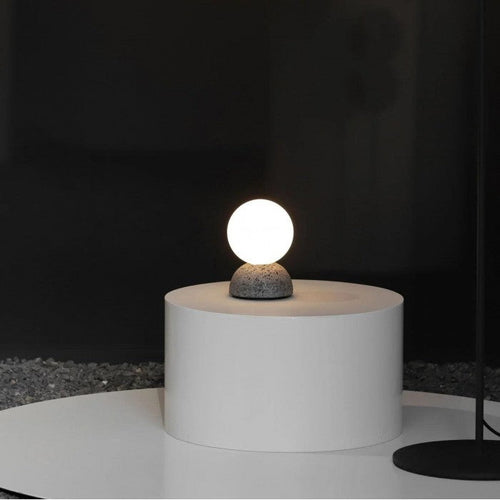 Lámpara colgante Astra con piedra volcánica Zement y vidrio de ópalo