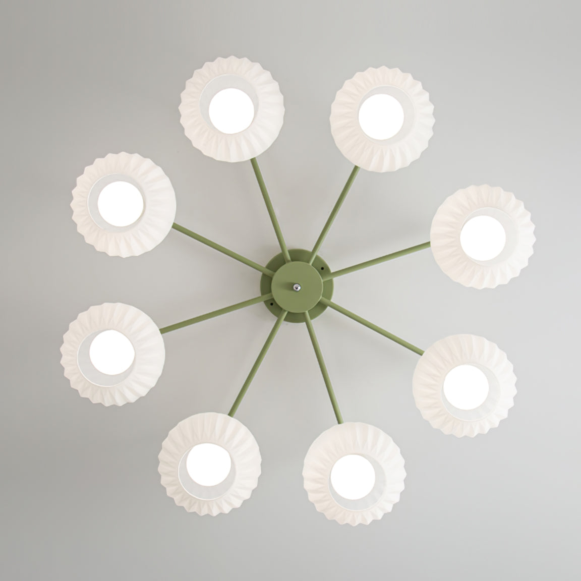 Plafonnier Lumencrest avec abat-jours en verre blanc côtelé et cadre métallique vert