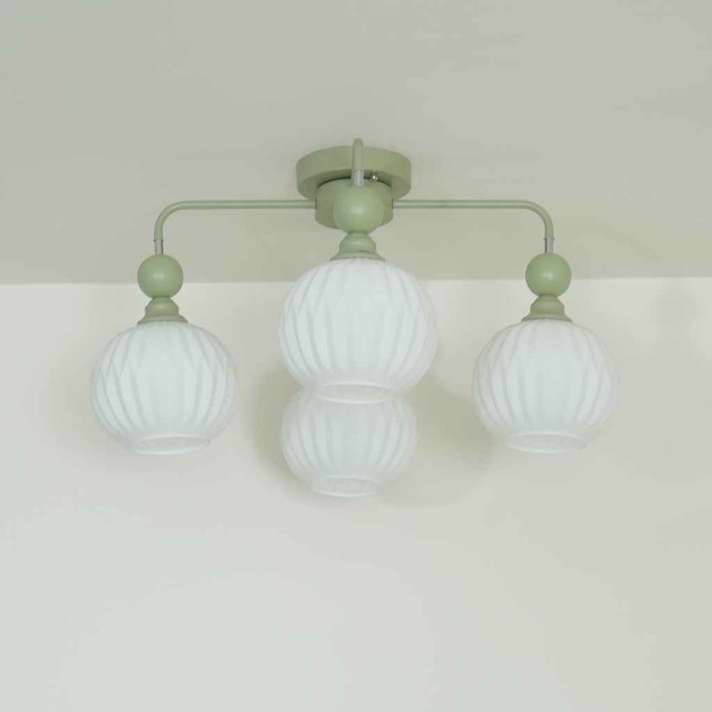 Plafonnier Lumencrest avec abat-jours en verre blanc côtelé et cadre métallique vert