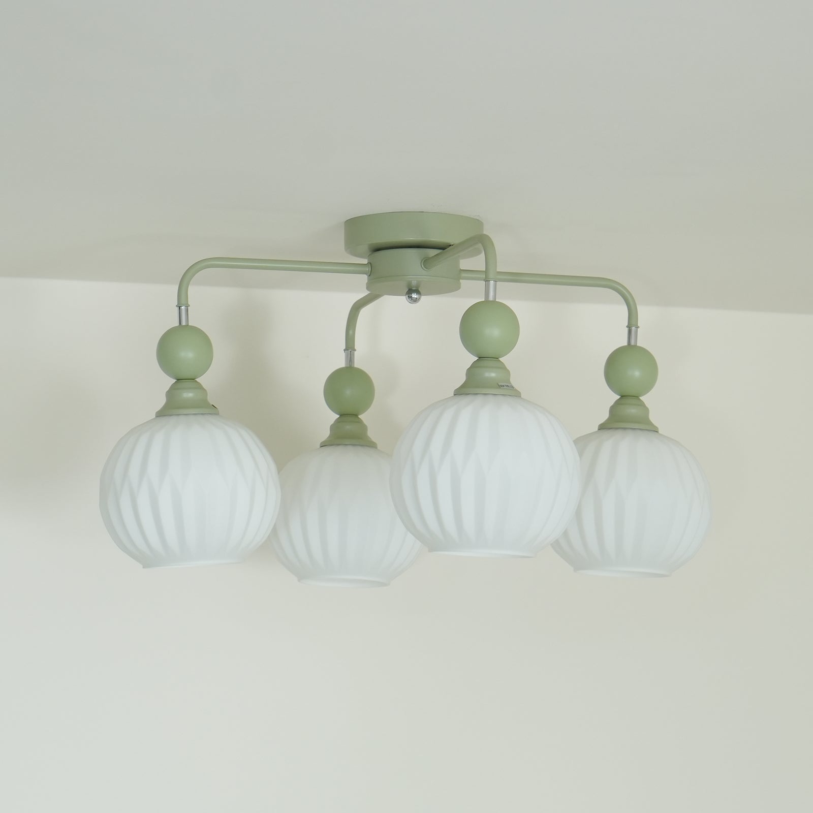 Plafonnier Lumencrest avec abat-jours en verre blanc côtelé et cadre métallique vert