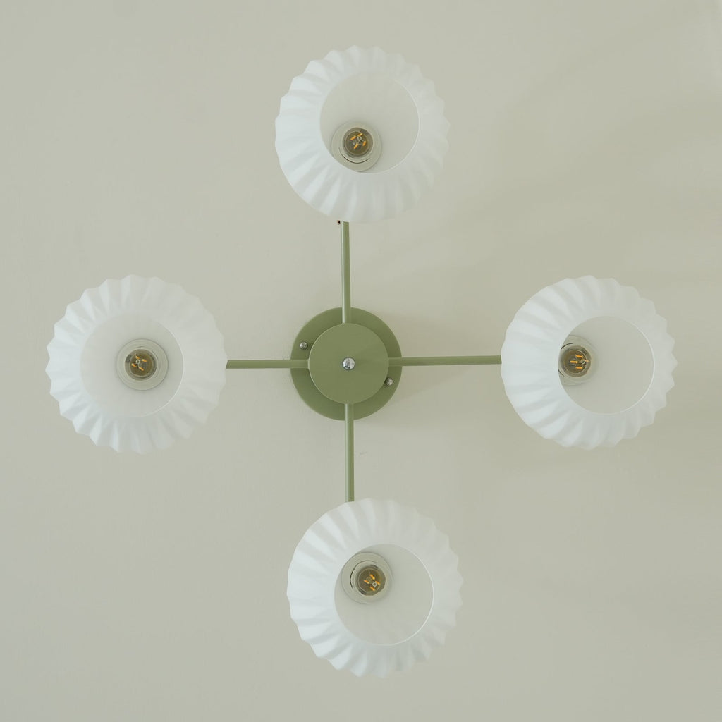 Plafonnier Lumencrest avec abat-jours en verre blanc côtelé et cadre métallique vert