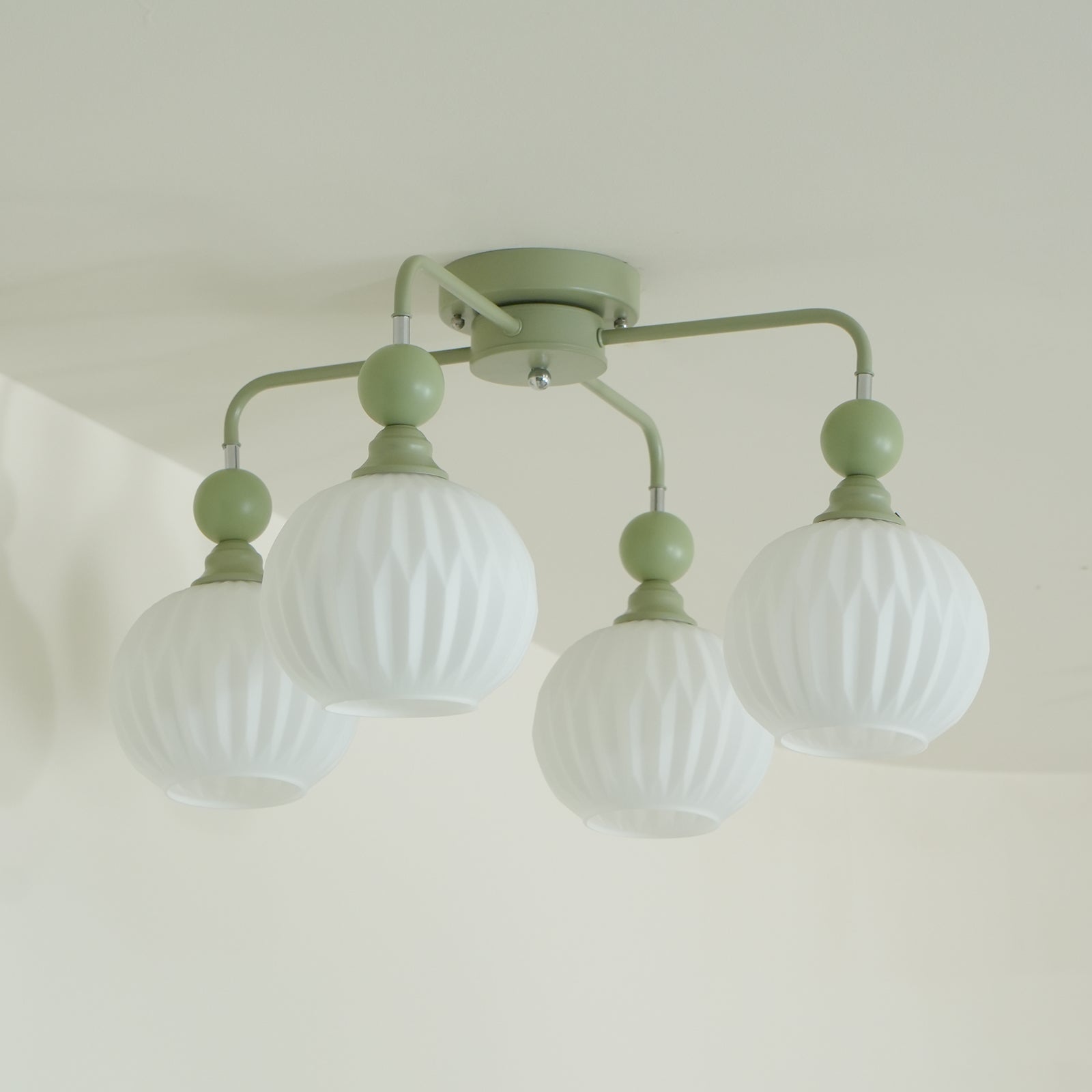 Plafonnier Lumencrest avec abat-jours en verre blanc côtelé et cadre métallique vert