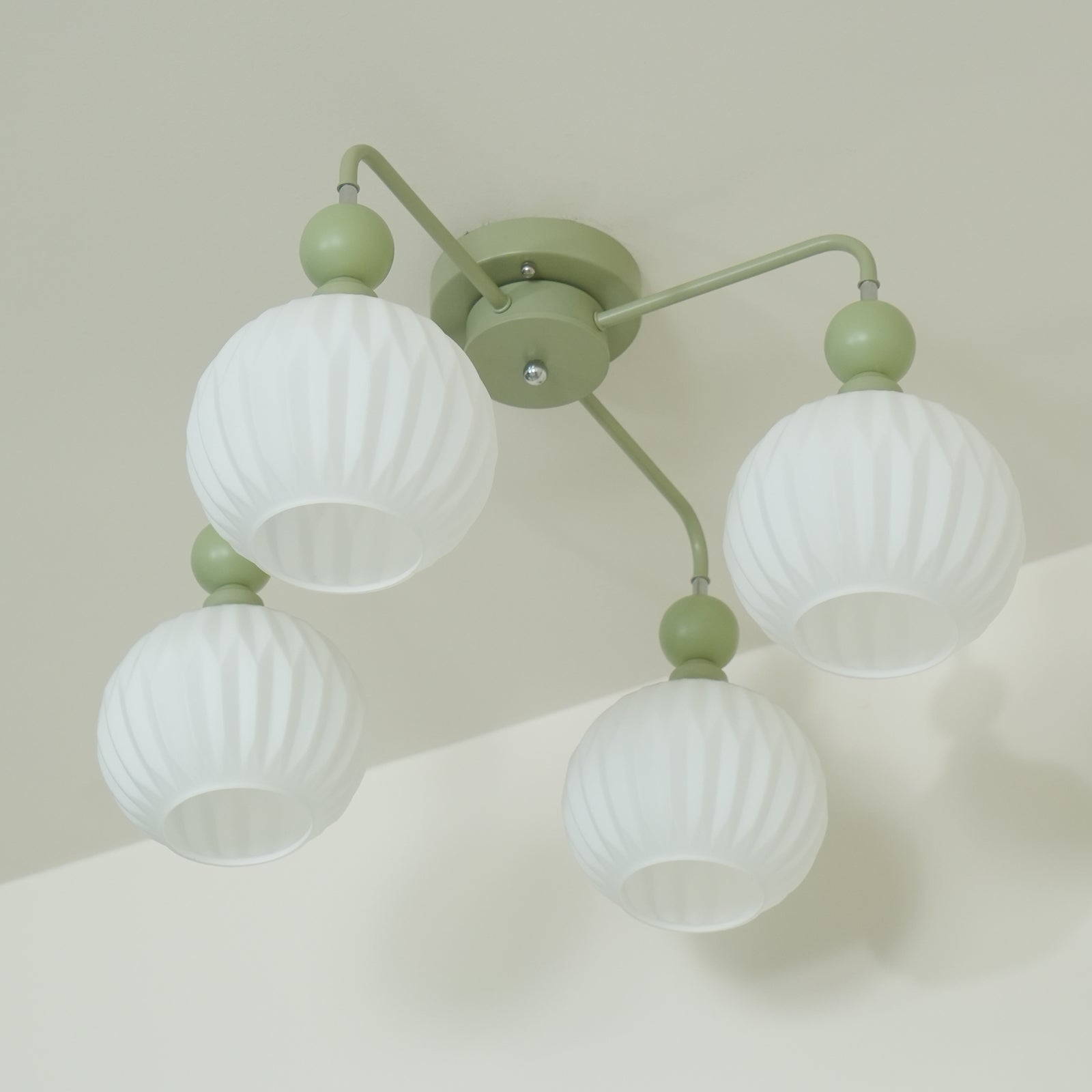 Plafonnier Lumencrest avec abat-jours en verre blanc côtelé et cadre métallique vert