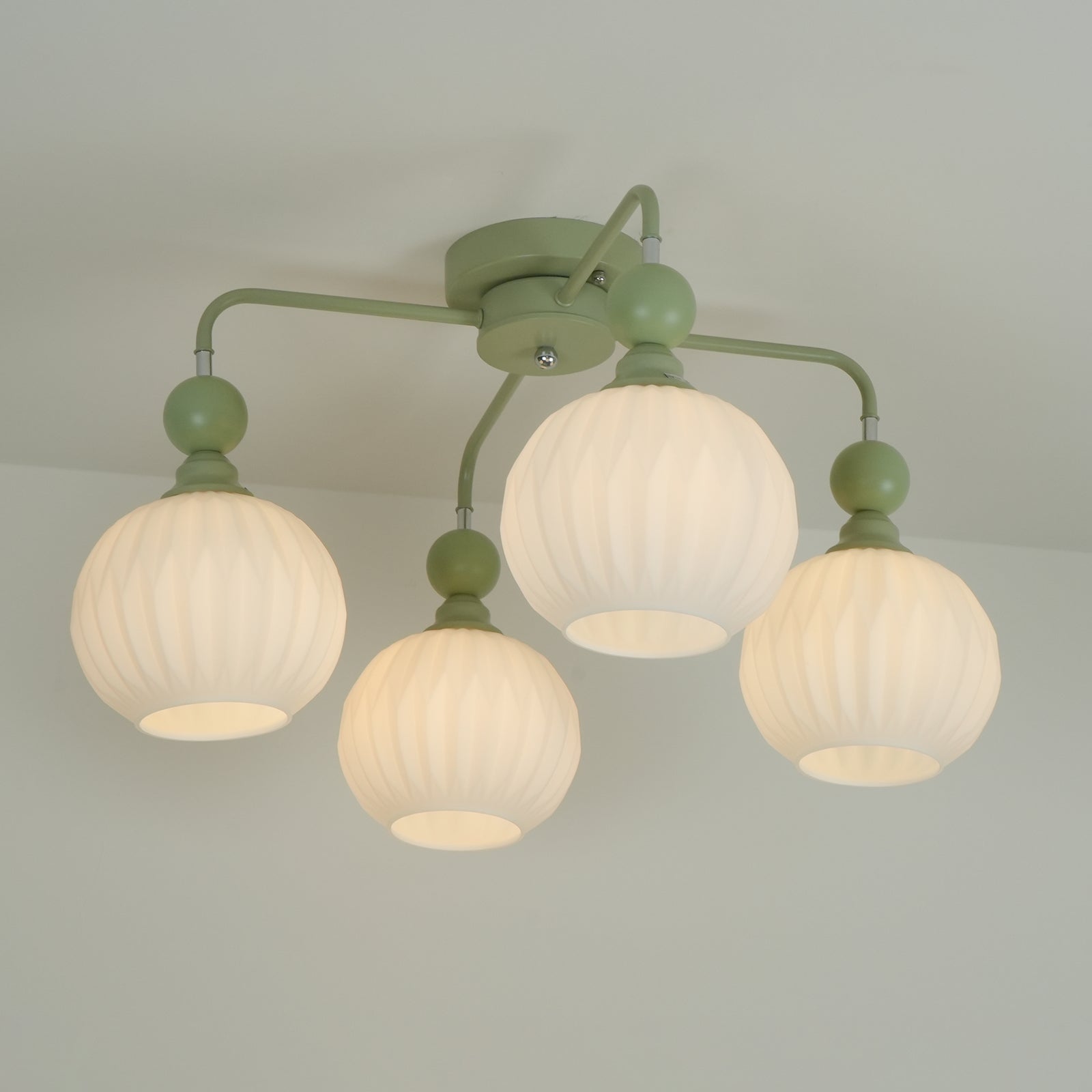 Plafonnier Lumencrest avec abat-jours en verre blanc côtelé et cadre métallique vert
