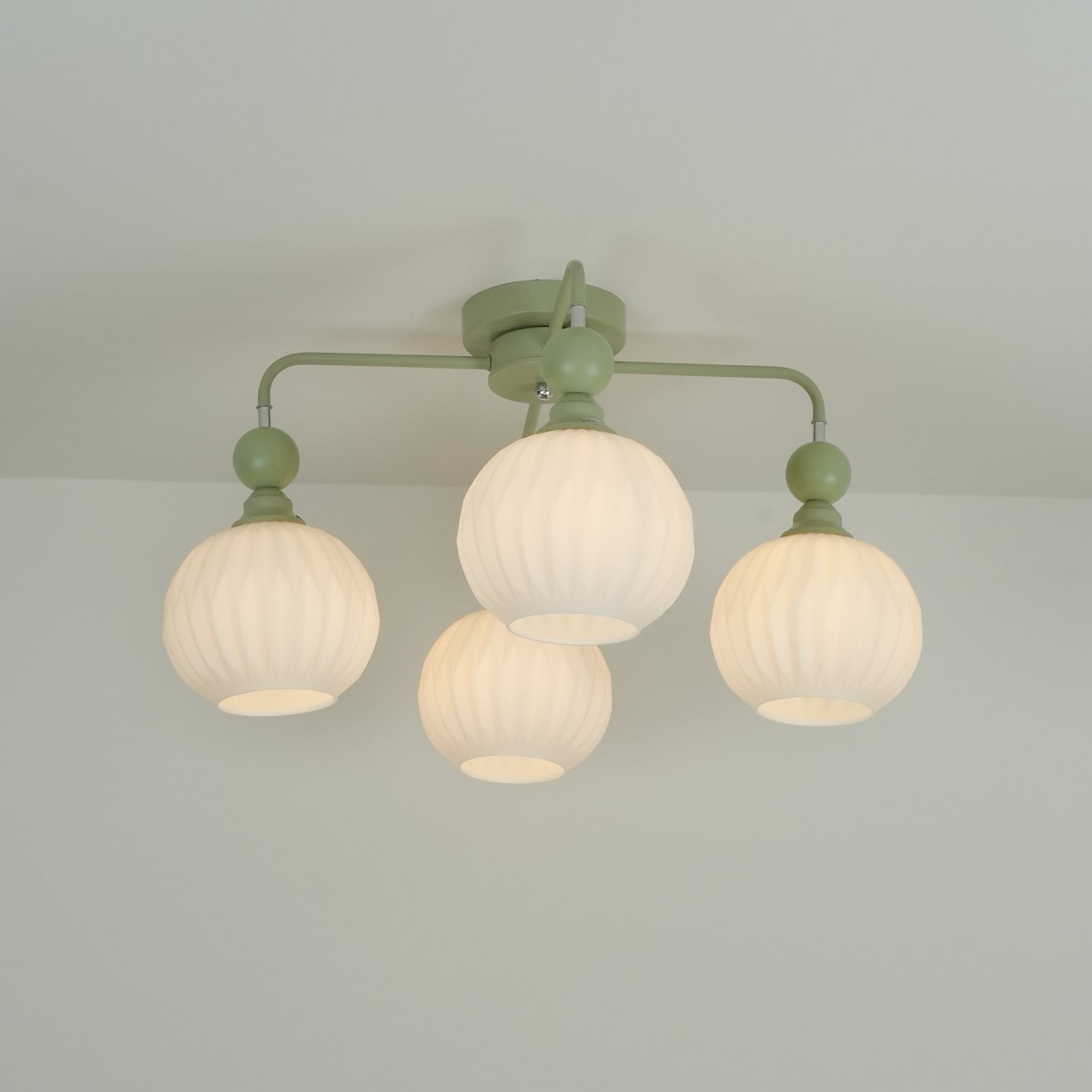 Plafonnier Lumencrest avec abat-jours en verre blanc côtelé et cadre métallique vert