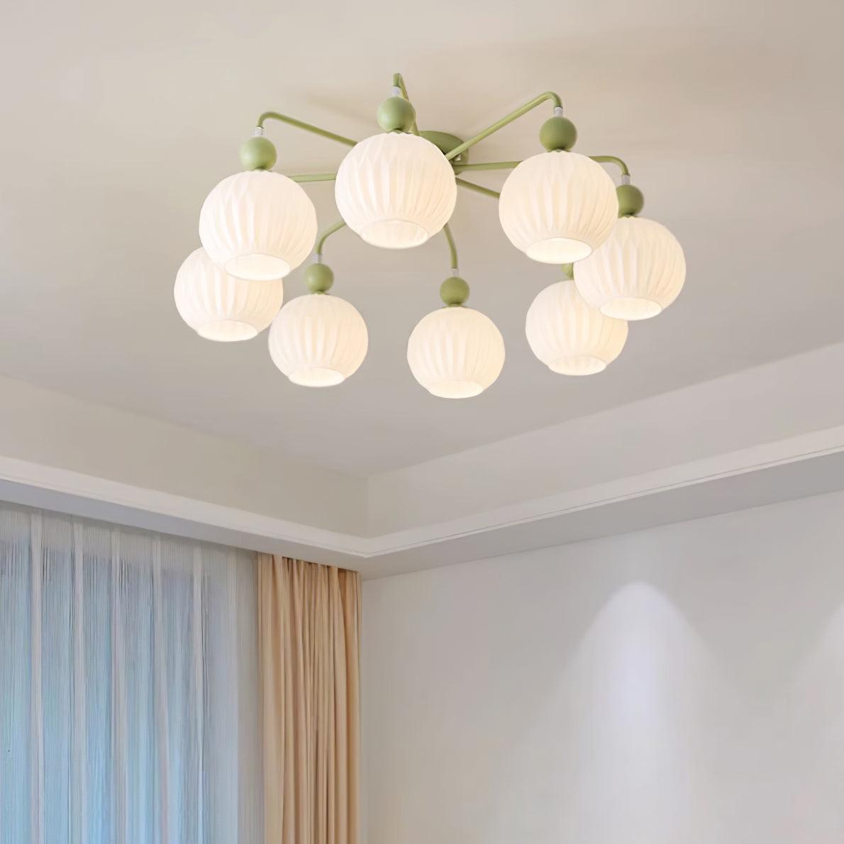 Plafonnier Lumencrest avec abat-jours en verre blanc côtelé et cadre métallique vert