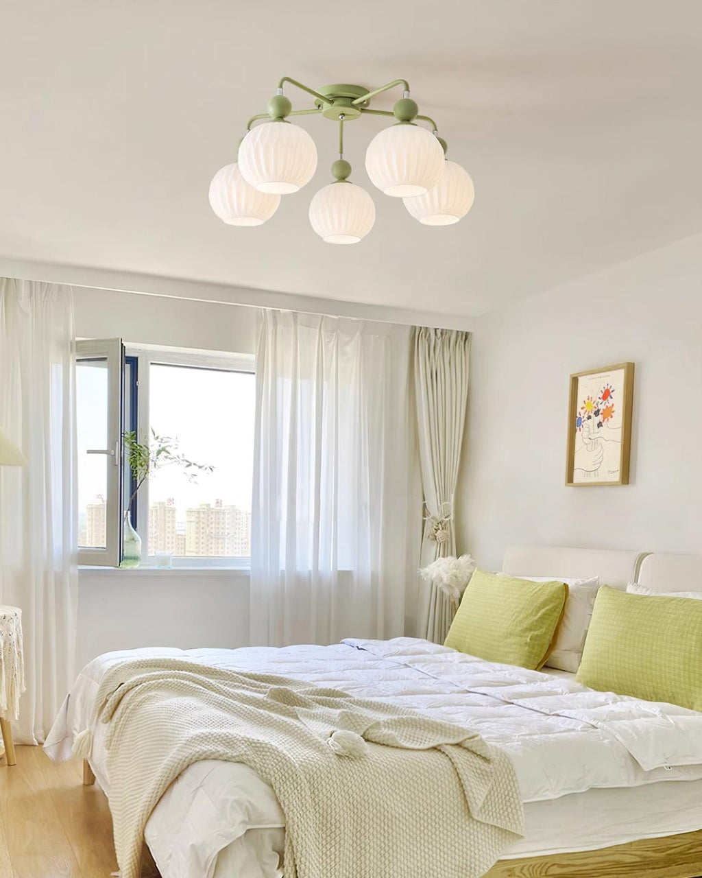 Plafonnier Lumencrest avec abat-jours en verre blanc côtelé et cadre métallique vert