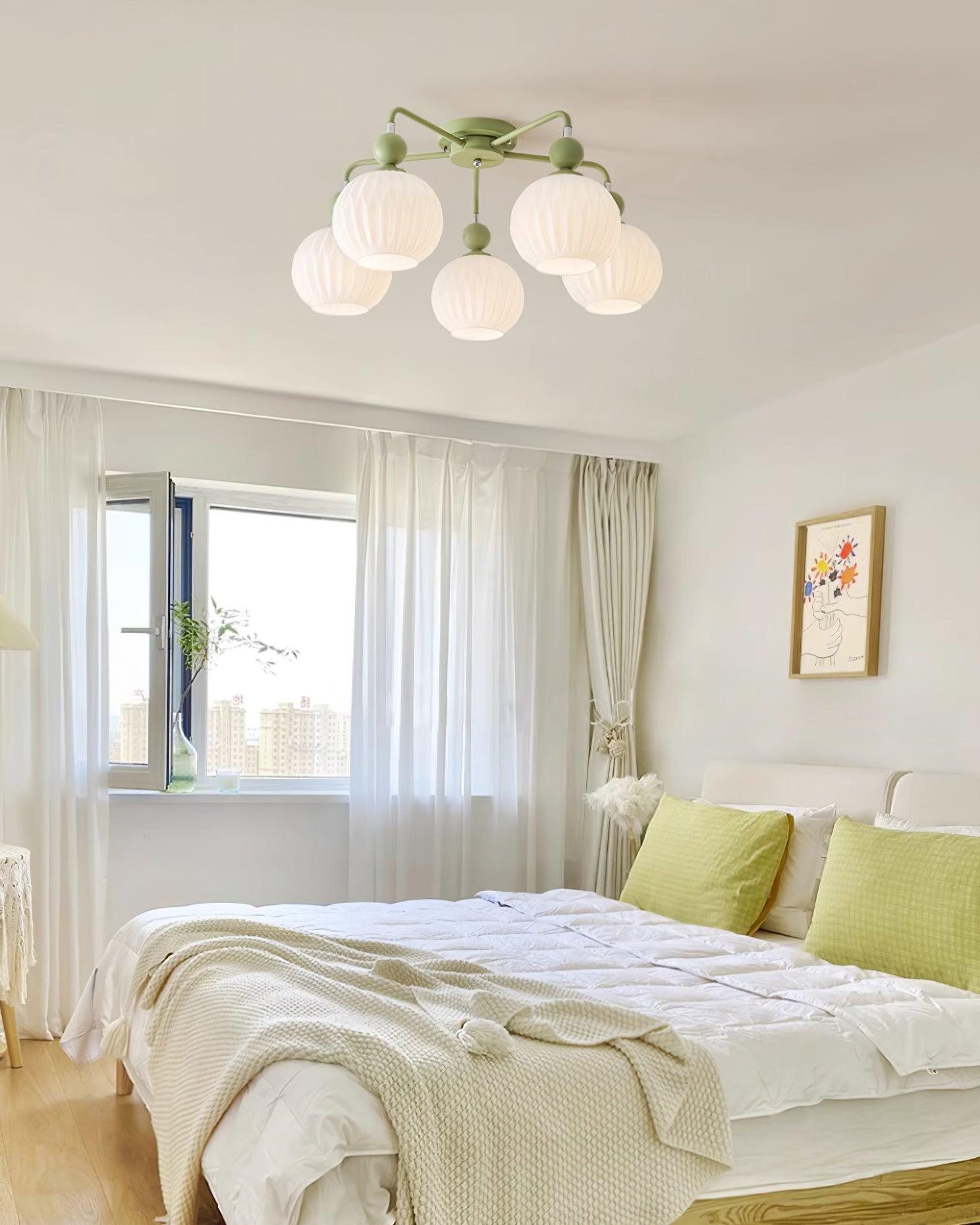 Plafonnier Lumencrest avec abat-jours en verre blanc côtelé et cadre métallique vert