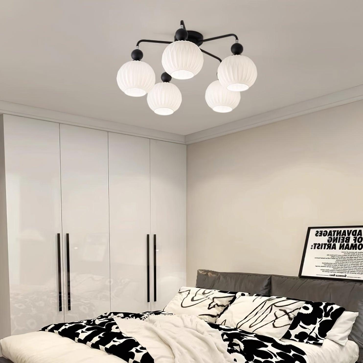 Plafonnier Lumencrest avec abat-jours en verre blanc côtelé et cadre métallique vert