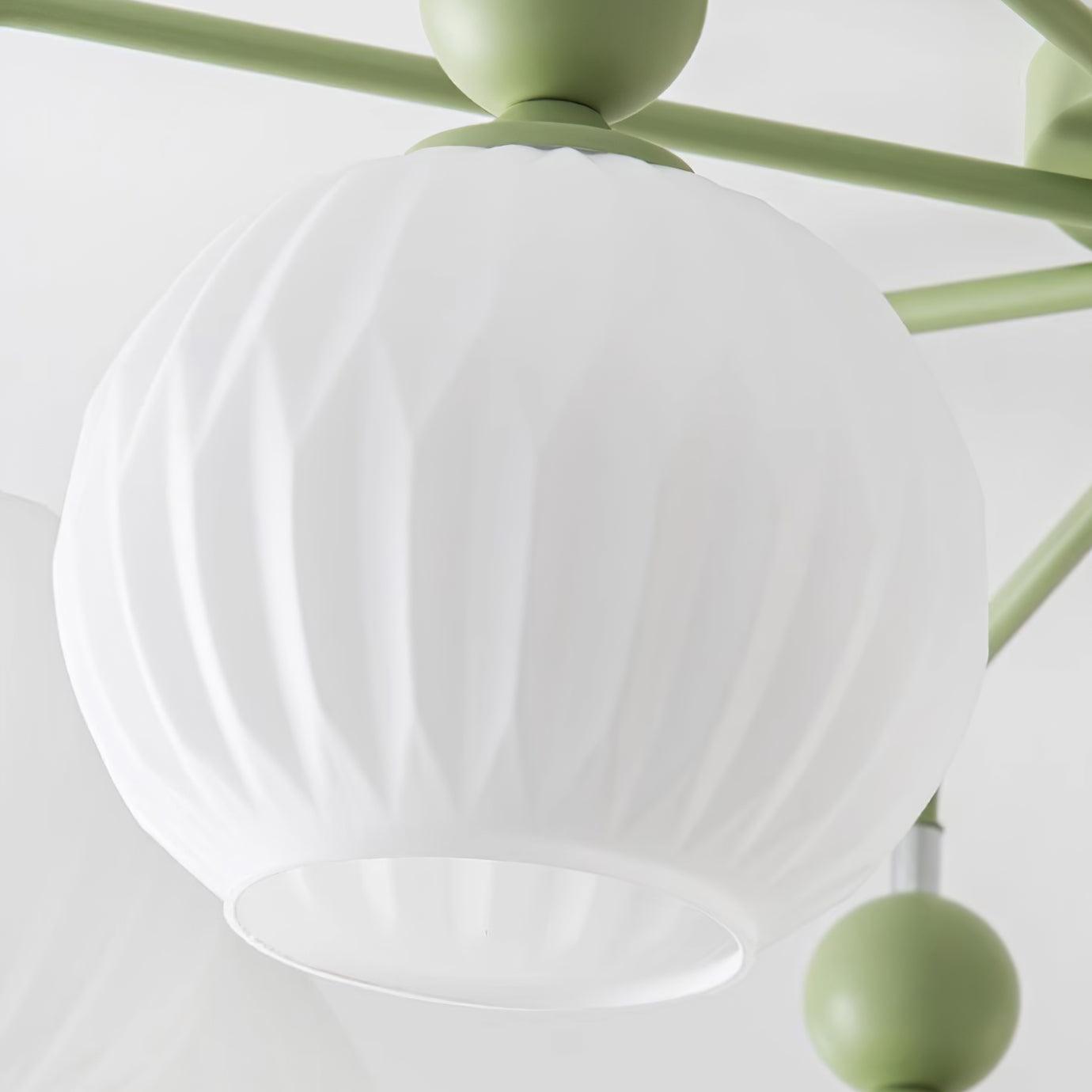 Plafonnier Lumencrest avec abat-jours en verre blanc côtelé et cadre métallique vert