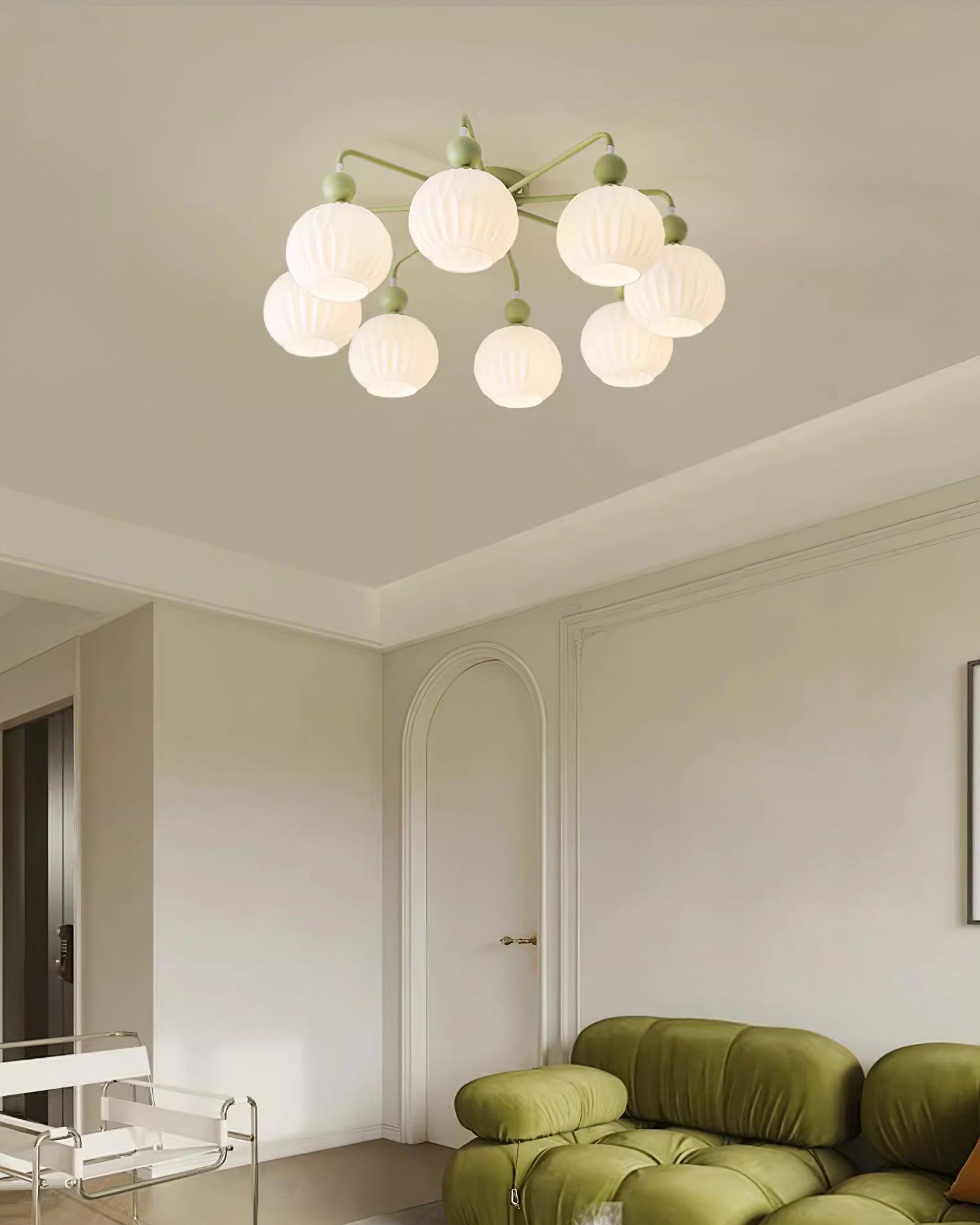 Plafonnier Lumencrest avec abat-jours en verre blanc côtelé et cadre métallique vert