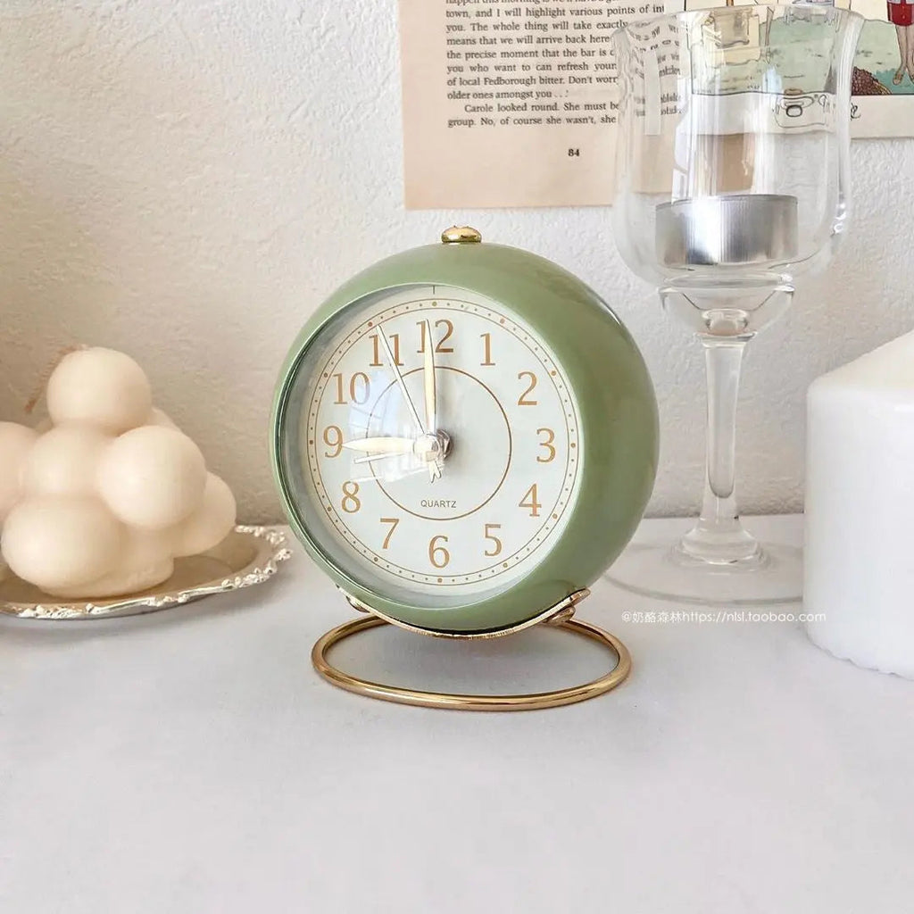 Budík s retro designem a zlatými akcenty pro klasickou výzdobu ložnice