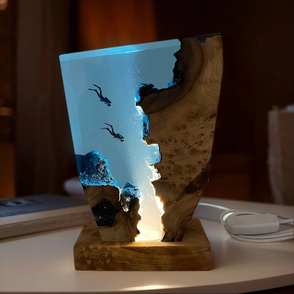 Stolní lampa AquaVoyage Ocean Resin s motivem dvou potápěčů a zářící jeskyně