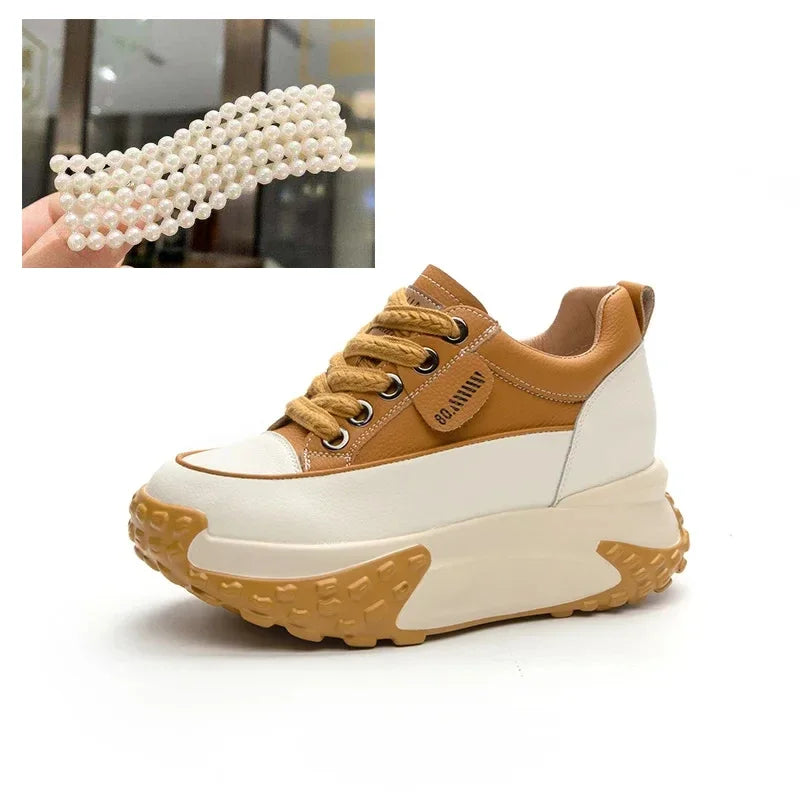 Skórzane sneakersy na koturnie z platformą o wysokości siedmiu centymetrów