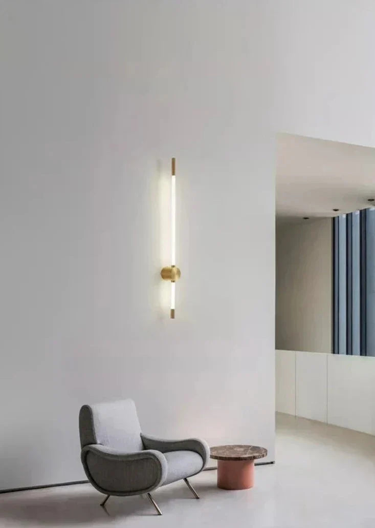 Luz de Parede Vertical LED LumaFlex com Acabamento Metálico e Iluminação Eficiente em Energia