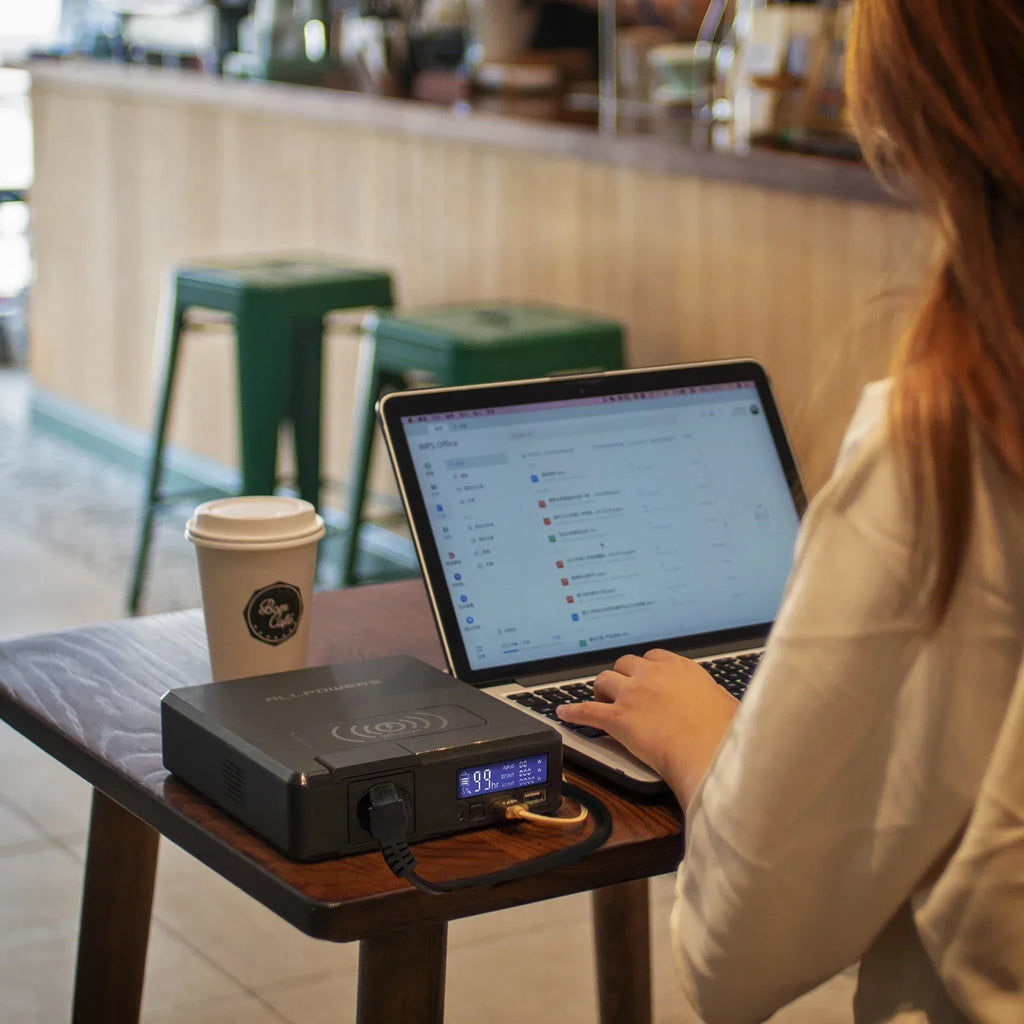 PulseArc Hub di Alimentazione Portatile Compatto con Display Digitale per Dispositivi Multipli
